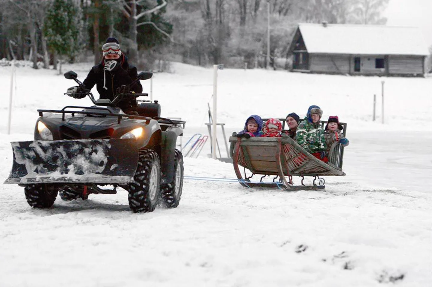 Pilistvere kirikumõisa pisipere talverõõmud saavad suurema hoo saanis, mida veetakse järvejääl ATV-ga.
