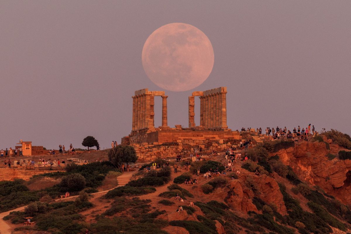 Полная луна незадолго до затмения в храме Посейдона недалеко от Афин, Греция
