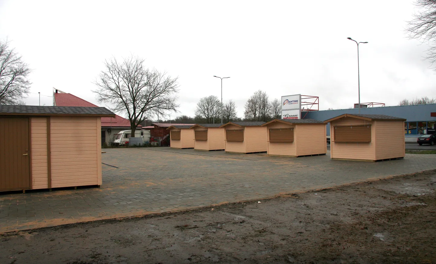 Ahtme tulevasele turuplatsile paigaldati kümme puidust kioskit.