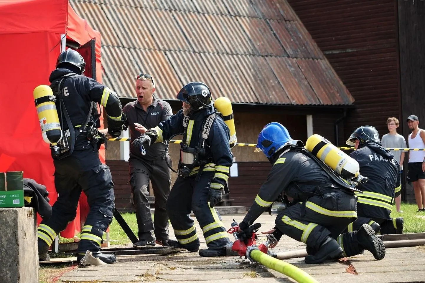 Päästemeeskond tegutseb hoonetulekahju kustutamise võistlusalal.
