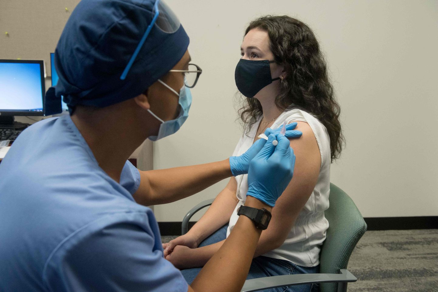 Juuli keskel alustati USAs koroonavaktsiini Moderna mRNA-1273 kliiniliste uuringute viimast, kolmandat faasi, kus kontrollitakse ravimi tõhusust ja võimalike kõrvaltoimete teket vabatahtlikele vaktsiini süstimisega. Pildil vabatahtlik Detroitis, 5. augustil 2020.