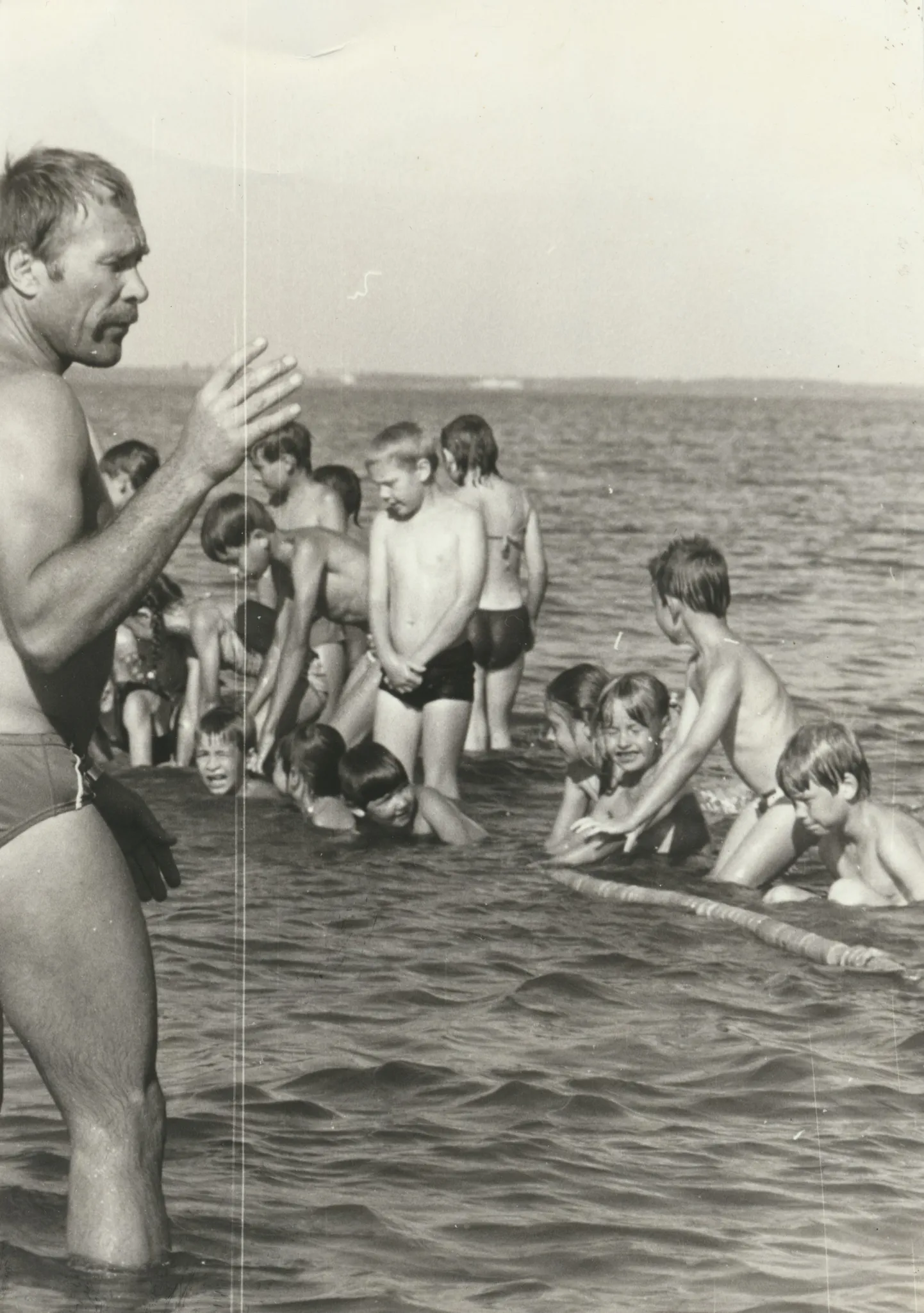 Heigo Kipsi käe all on ujumisoskuse omandanud sajad Saaremaa lapsed.