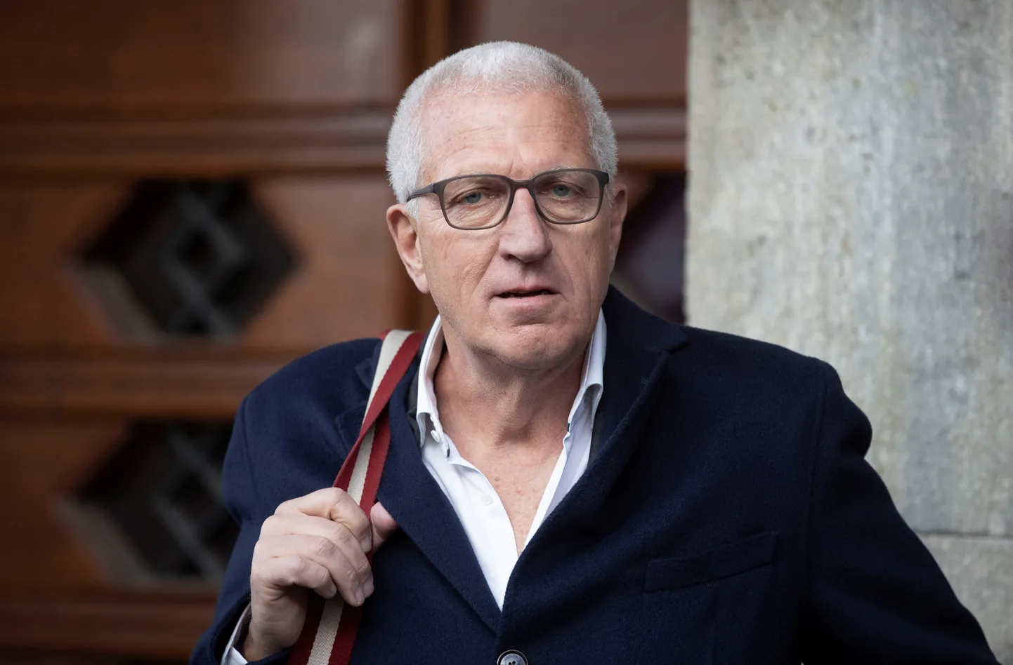 Pierin Vincenz ootamas oma kohtuistungit Zürichi Volkshausi teatrisaalis.