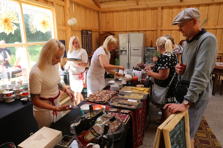 Kirsi talus on Kostipäeva lett seatud üles küüni.