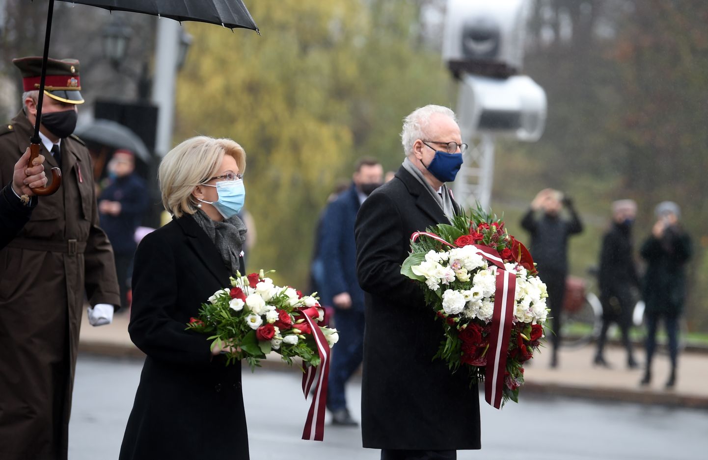 Saeimas priekšsēdētāja Ināra Mūrniece un Valsts prezidents Egils Levits dodas nolikt ziedus pie Brīvības pieminekļa par godu Latvijas proklamēšanas gadadienai.