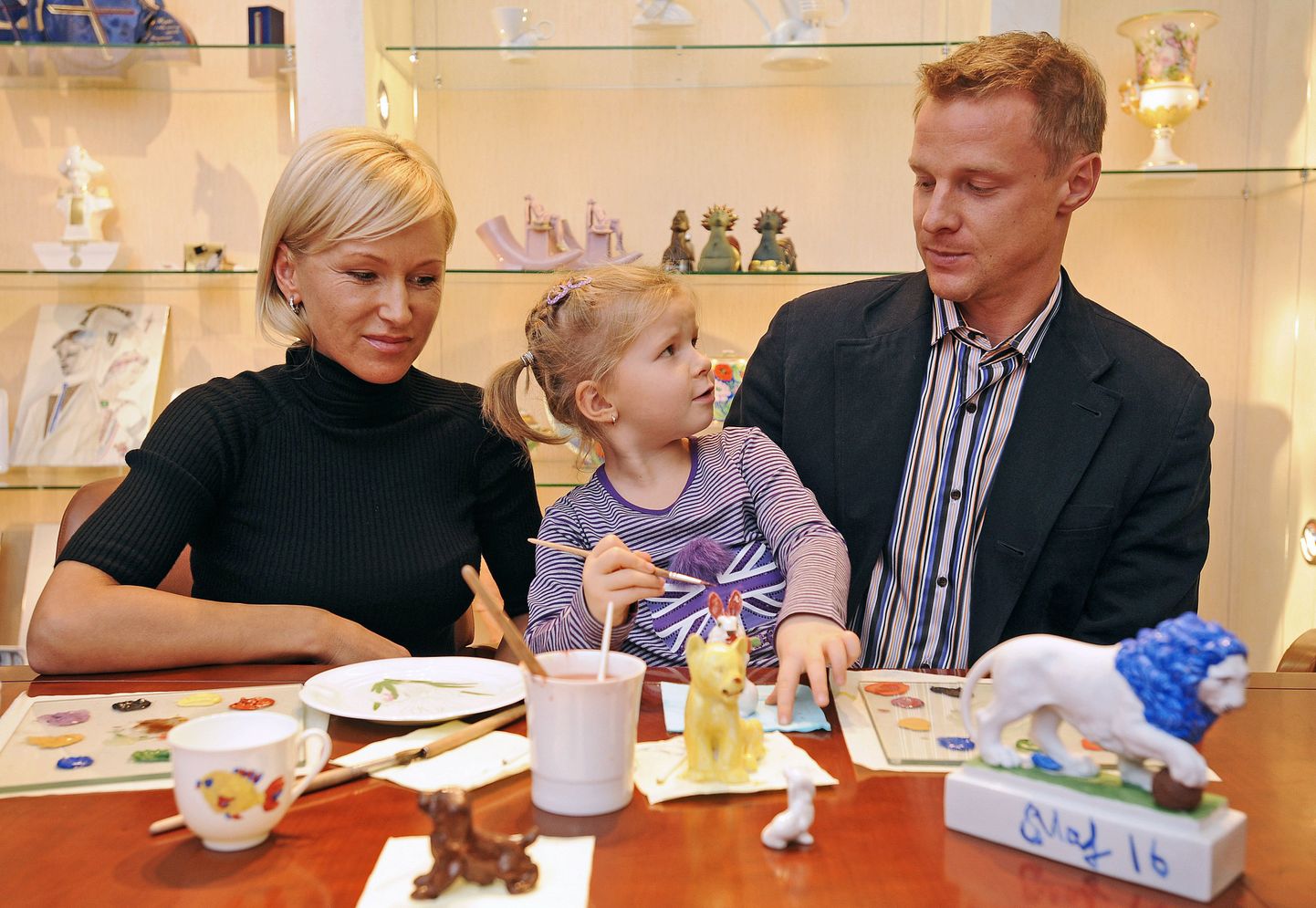 2009. aasta oktoobris tehtud pilt - Vjatšeslav Malafejev koos oma abikaasa Marina ja tütre Ksenijaga.