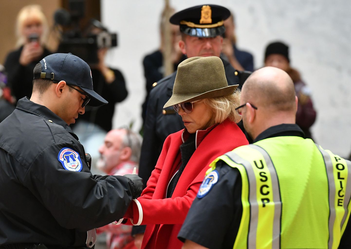 Kapitooliumi politsei võttis näitlejanna ja aktivisti Jane Fonda kinni osalemise eest kliimaprotestil senatihoones.