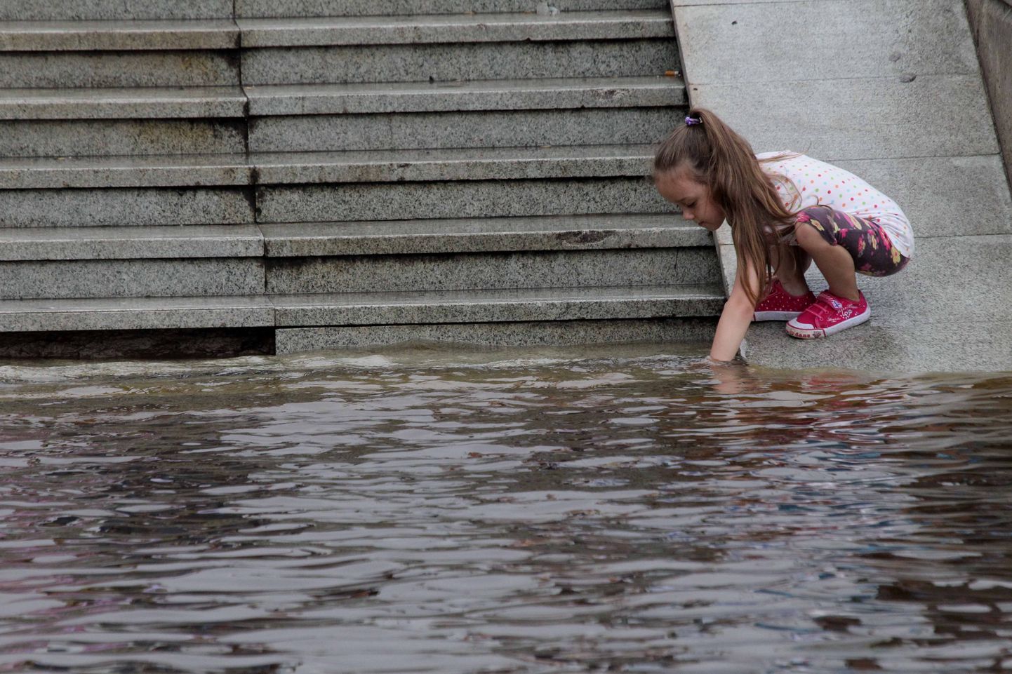Väike tüdruk Habarovski linnas üleujutuse ajal. Pilt on illustreeriv.
