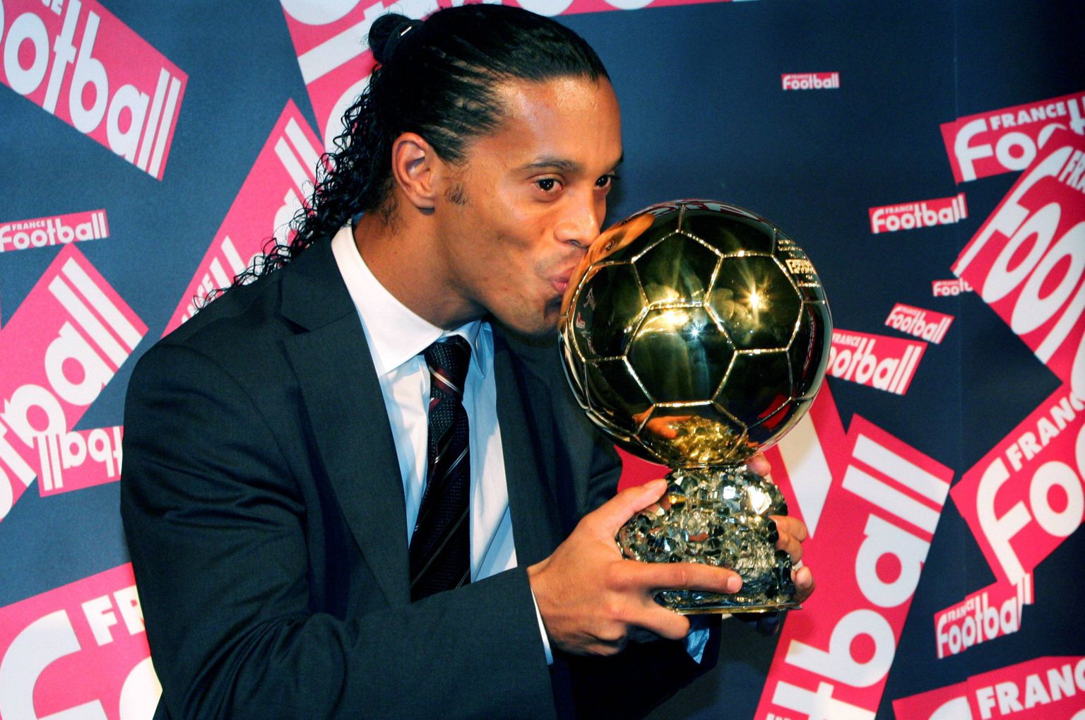 Ronaldinho suudlemas Ballon d'Ori auhinda, mille ta 2005. aastal võitis.