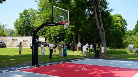 Kuldīgā atklāj FIBA standartiem atbilstošu āra basketbola laukumu