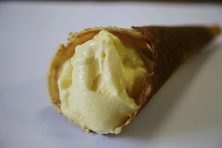 Mango-koorejogurti jäätis on mõnus ja meeldib lastelegi.