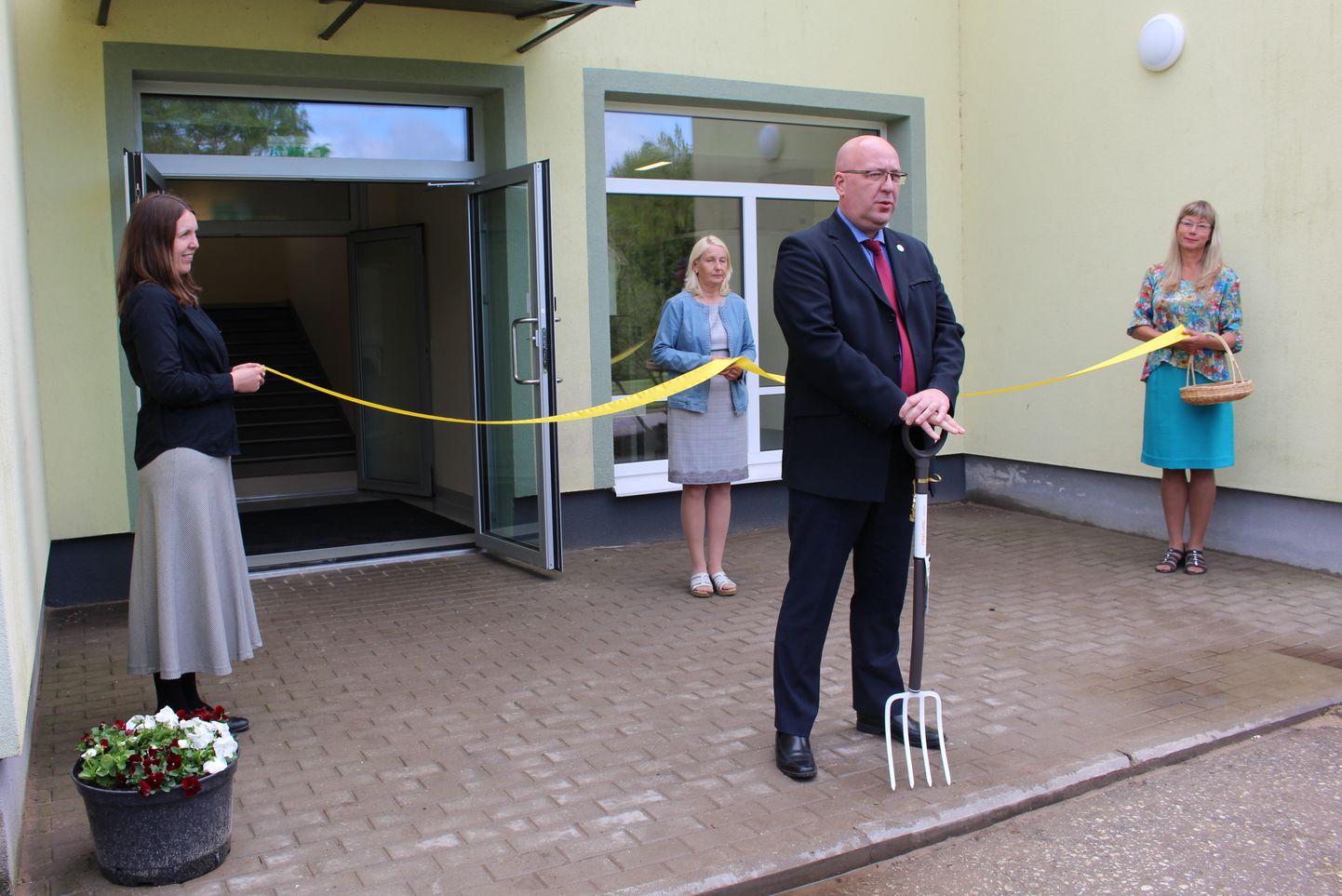 Maaeluminister Arvo Aller avas 2020. aasta suvel Jõgeval Eesti Taimekasvatuse Instituudi (ETKI) värskelt renoveeritud ja sisustatud laborihoone.