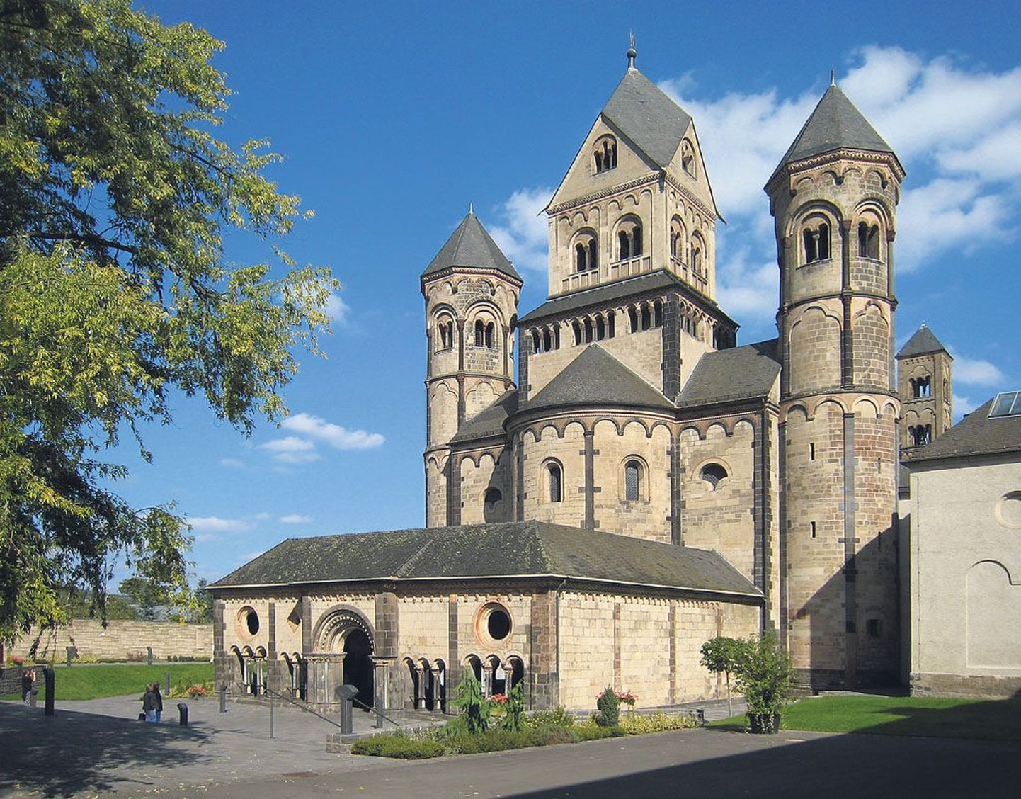 Benediktiinide klooster Maria Laach, asutatud 1093, on koos aiandi, kaupluste, hotelli ja restoraniga rohkelt raha sisse toov äriettevõte.