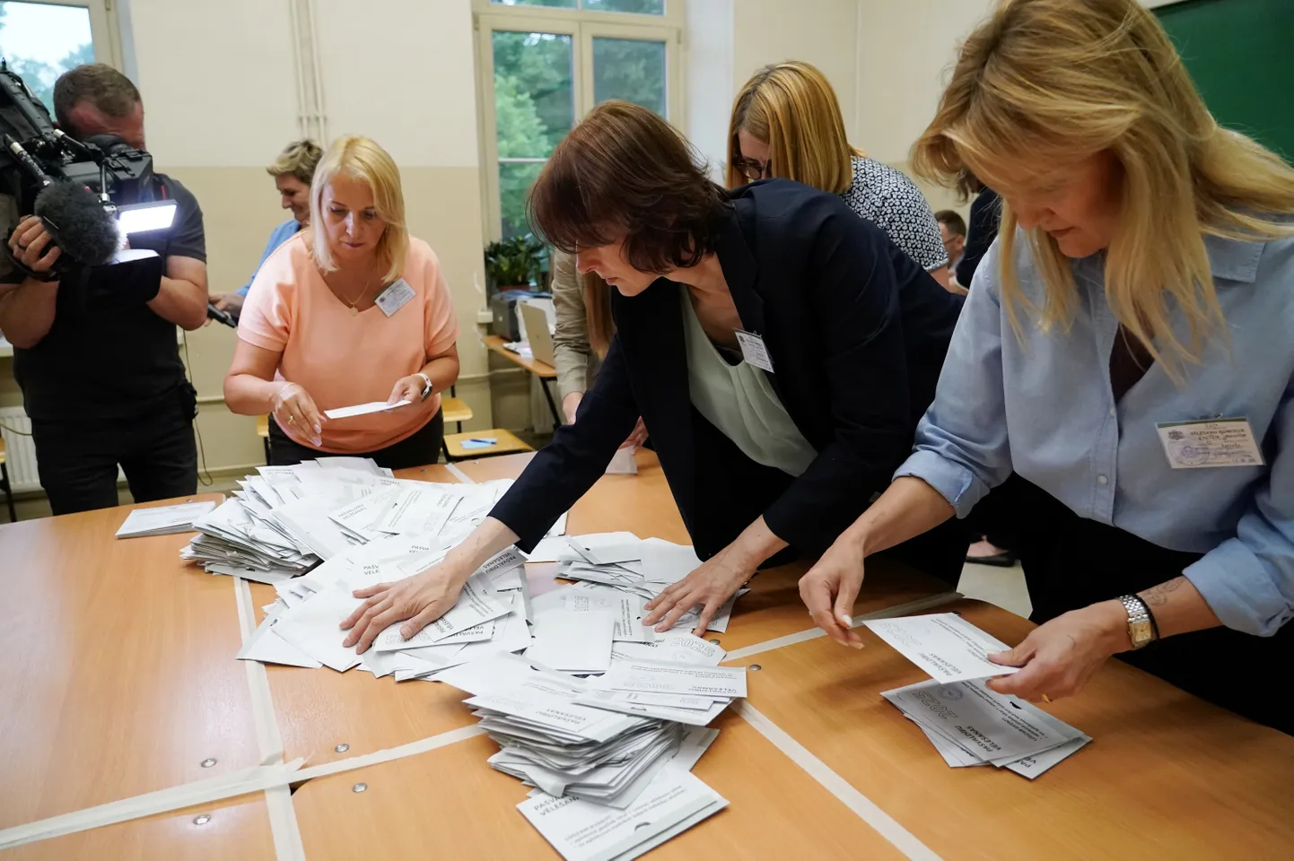 Tiek atvērta balsojumu urna pašvaldību vēlēšanās 75. vēlēšanu iecirknī Rīgas Valsts 1. ģimnāzijā.