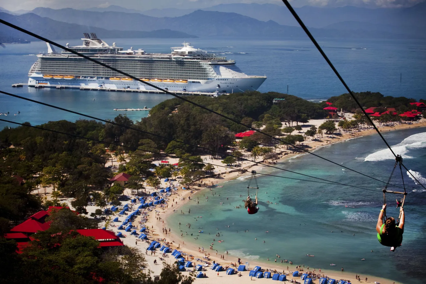 Trossisõit Labadee randade kohal Haitil.