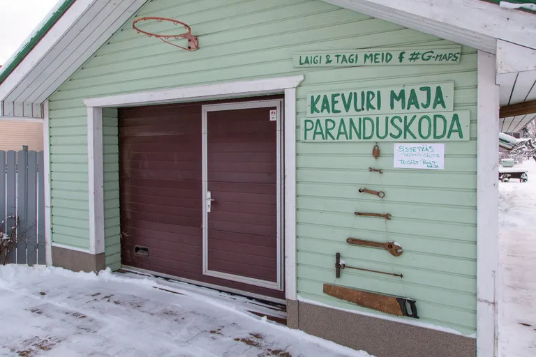 Ремонтная мастерская находится в гараже, который также использовался как домашняя котельная, а в последнее время долгое время был помещением для ненужного хлама. Теперь он оснащен совершенно новым оборудованием и элементарными удобствами: мастерская отапливается воздушным тепловым насосом, имеется туалет.