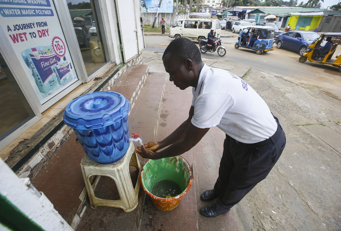 Libeerias peseb mees klooriveega käsi. See on valitsuse poolt pakutud abimeede rahvale, et Ebola viiruse levikut takistada.