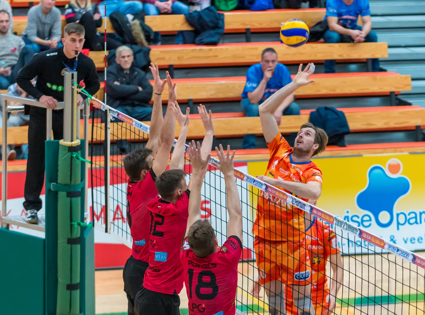 Pärnu võrkpalliklubi meeskond alistas Lätis 3:0 Limbaži tiimi, kes suvepealinnas meie meestele hiljuti kõvasti hambaid näitas.