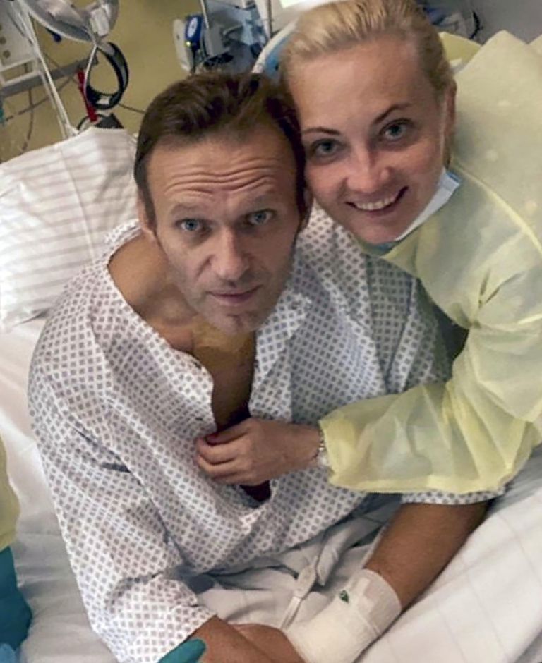 Алексей Навальный и его жена Юлия в берлинской больнице в сентябре.