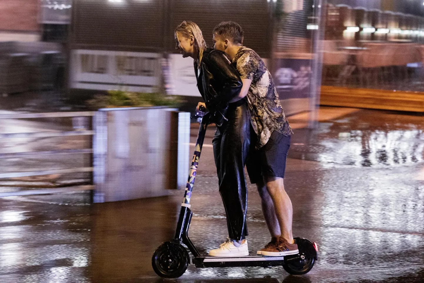 Sähkusõit kuulub nüüd juba suvise Pärnu juurde, kuid reeglid, kuidas ohutult sõita, nõuavad veel kinnistamist. Foto on tehtud Pärnus Supeluse tänaval eelmisel nädalavahetusel.