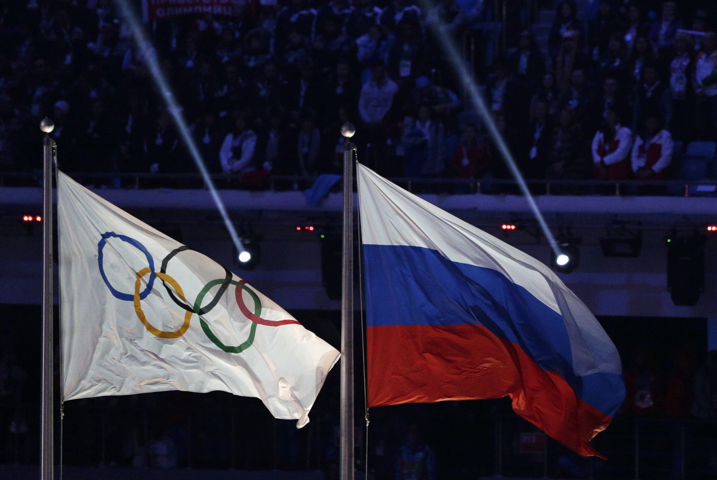 Флаг РФ рядом с флагом Олимпийских игр.
