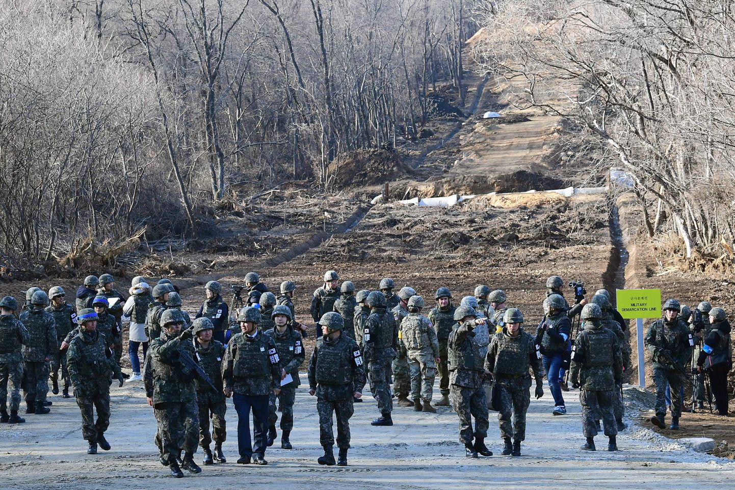 Lõuna-Korea sõdurid taastatud teelõigul demilitariseeritud tsoonis kahe Korea vahel kohas, kus toimusid Korea sõja ühed rängemad lahingud.