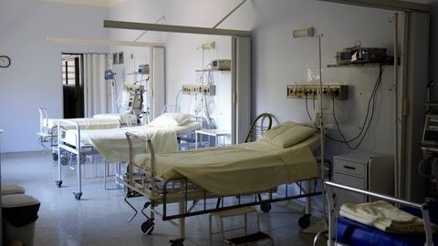 В уездных больницах не хватает тысяч медсестер