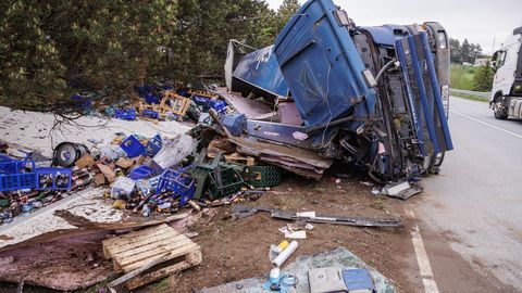 FOTOD JA VIDEO ⟩ Purtses paiskus kahe veoki kokkupõrkes ümber alkoholi laadung