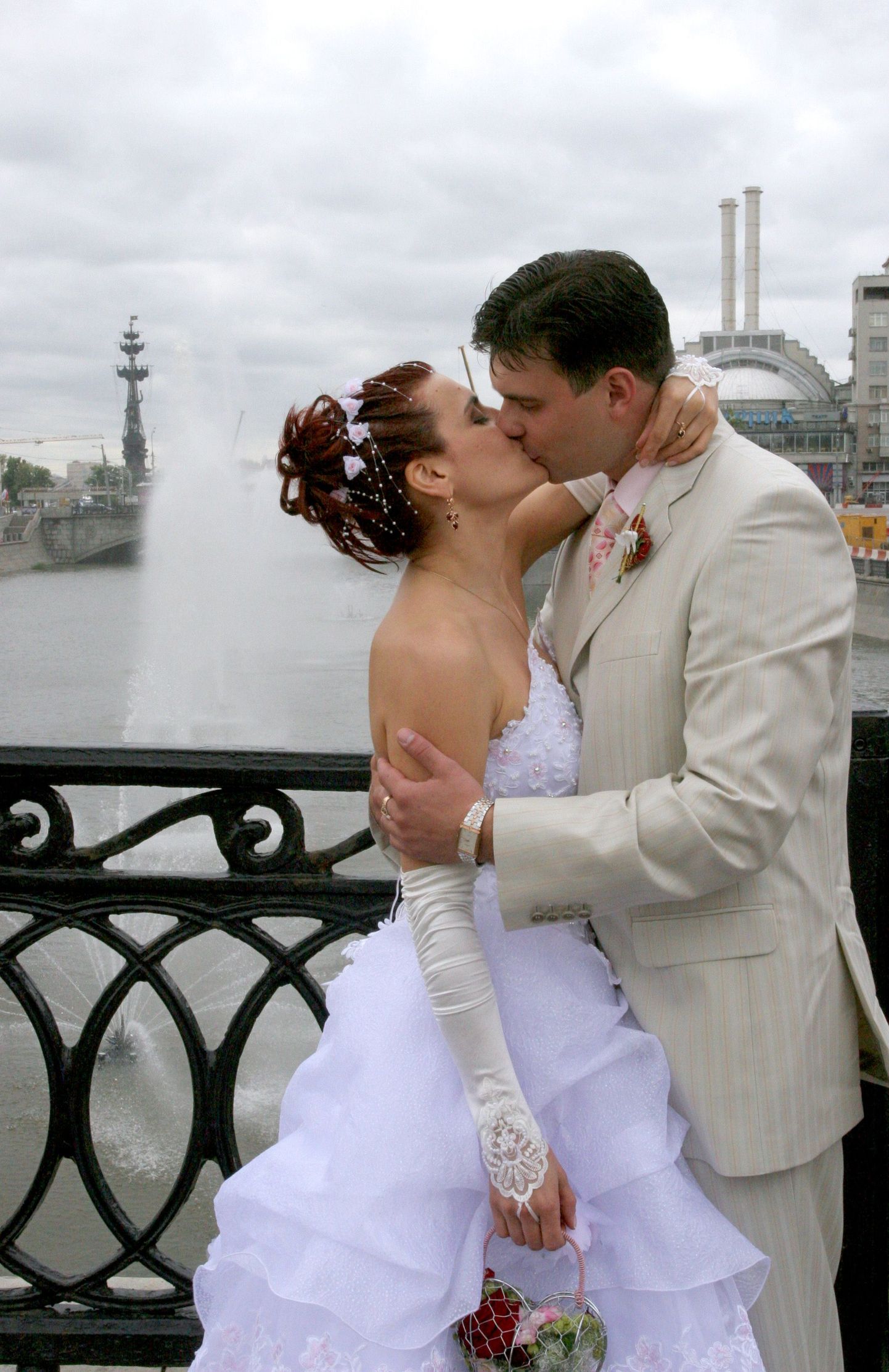Pruutpaar Moskva kesklinnas Lužkovi sillal.