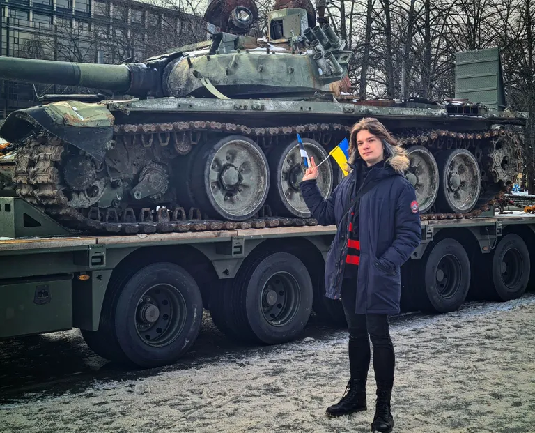 Активист Даниил Куракин у подбитого российского танка в Таллинне.