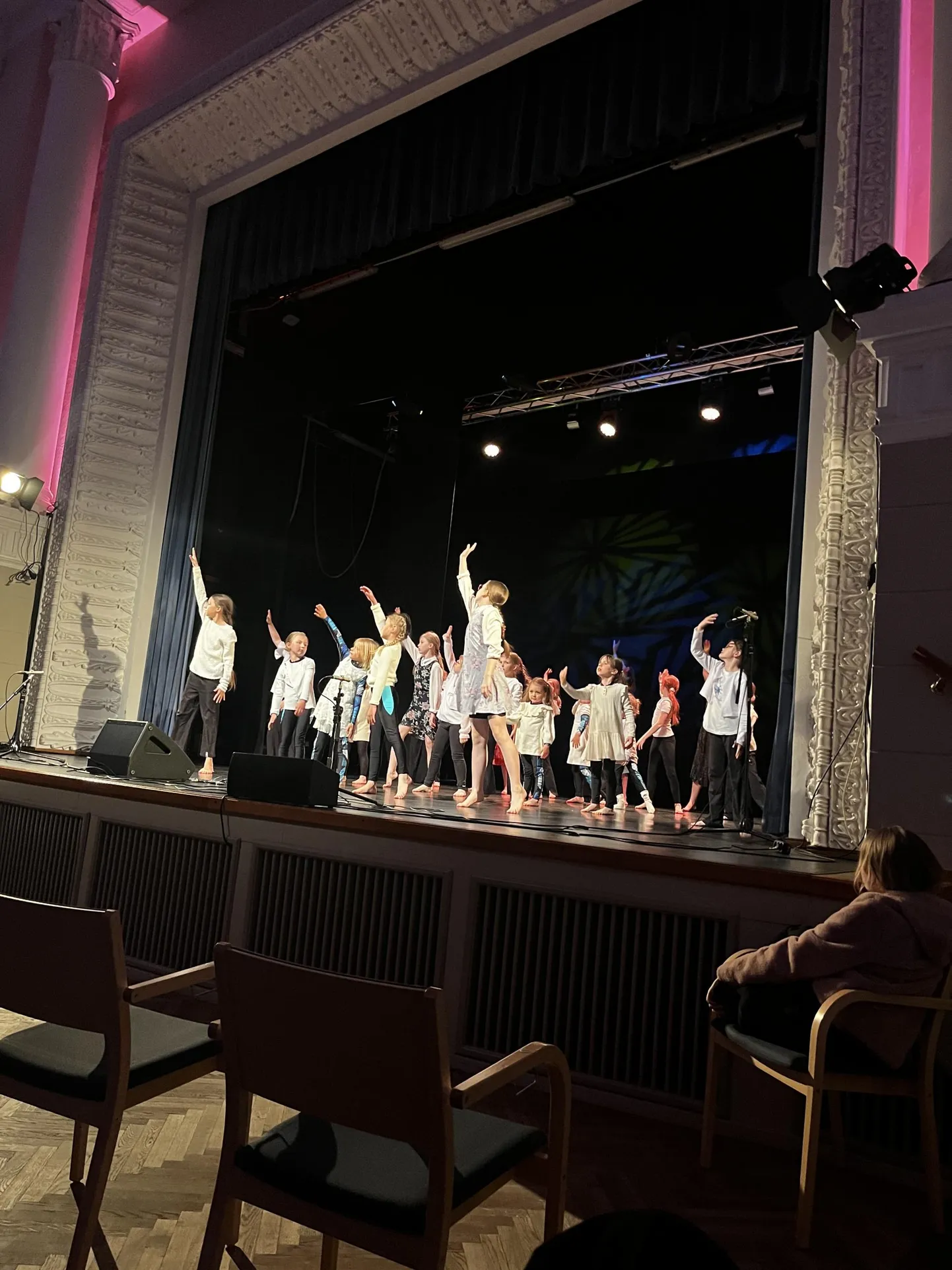 Laupäevaseks emadepäeva kontserdiks Sakala keskuses tegid lapsed usinasti proovi. Fotol on S-stuudio tantsijad.