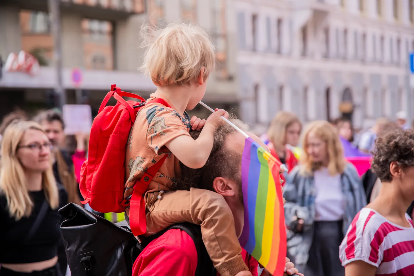 Krāsaini un jaudīgi aizvadīts praida gājiens Rīgā kurā piedalījušies ap 8 tūkstošiem cilvēku