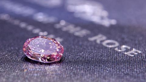 Äärmiselt haruldane roosa teemant müüdi oksjonil 26,6 miljoniga