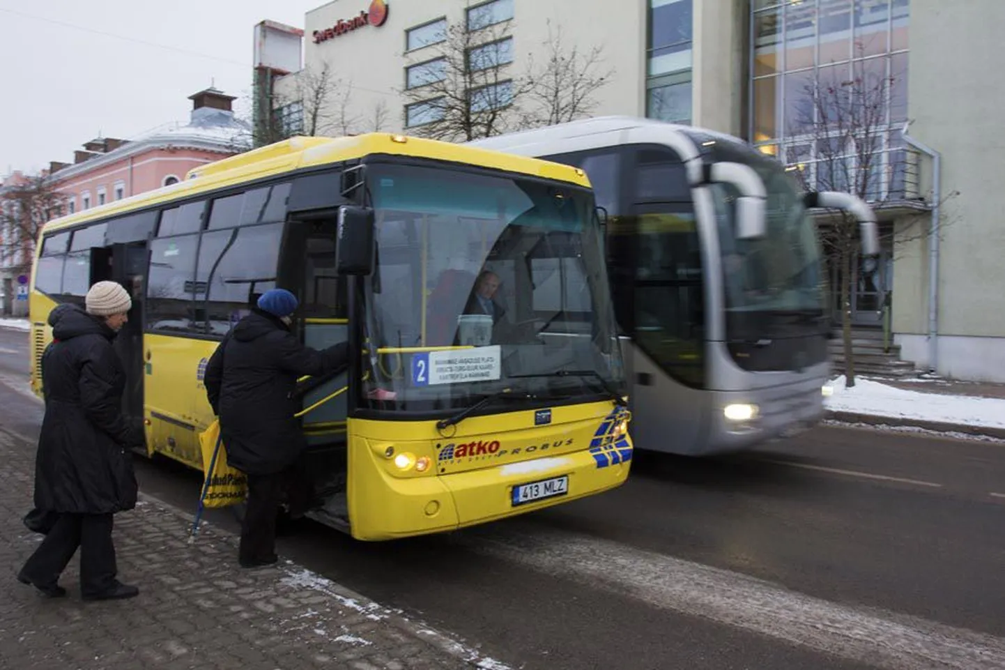 Praegu on üle 65-aastastel viljandlastel võimalik valida, kas võtta täiesti tasuta kaart, millega saab sõita kuus kümme korda, või maksta seitse eurot ning sõita  kuu jooksul linnaliinibussiga nii palju, kui süda soovib. Tõenäoliselt saavad eakad suvest alates sõita täiesti tasuta, kuid üleüldist tasuta bussisõitu linn pakkuda ei suuda.