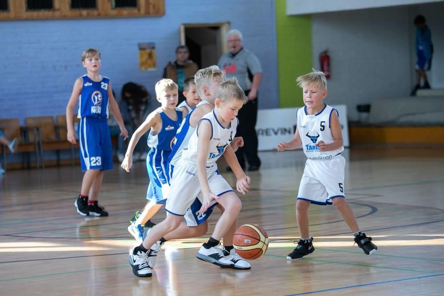 Rakvere spordikooli 2009. aastal sündinud poiste võistkond (valges) saab kodusel Spring Cupi turniiril Vinnis tubli karastuse.
