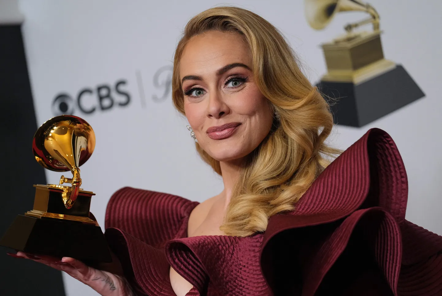 Adele 2023. aasta Grammy auhindade üleandmisel, kus «Easy on me» sai parima pop soololaulu auhinna.