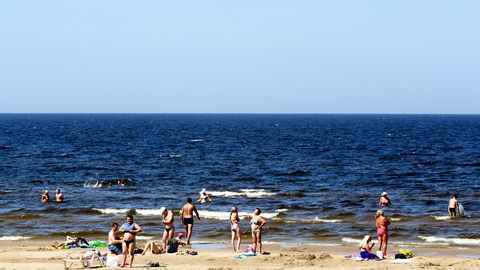 Latvijā piektdien padomā lietus un pērkona dunošana