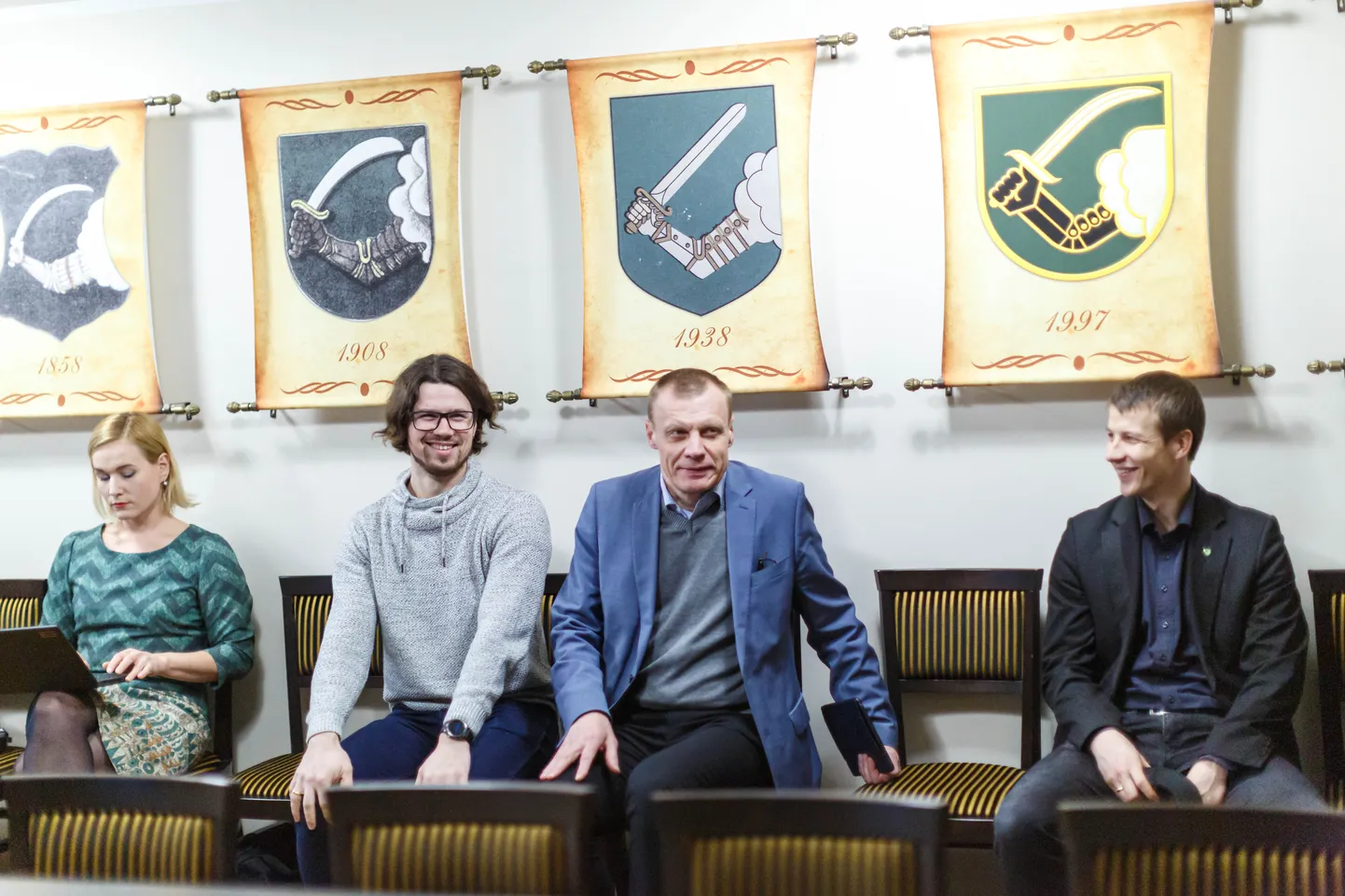 Valga reformierakondlasest vallavanem Margus Lepik (paremalt teine) ja samasse erakonda kuuluv volinik Lauri Drubinš (vasakult teine) olid pärast umbusalduse ebaõnnestumist rõõmsad.