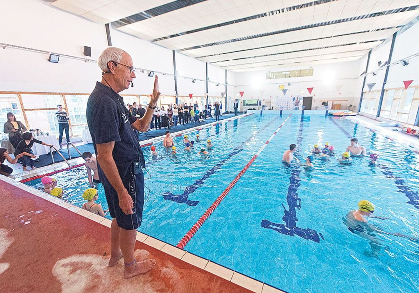 Норвежский учитель по плаванию Пер Иргенс на презентации своей книги «Учимся плавать» в Виймсиской школе дал младшим школьникам показательный урок.