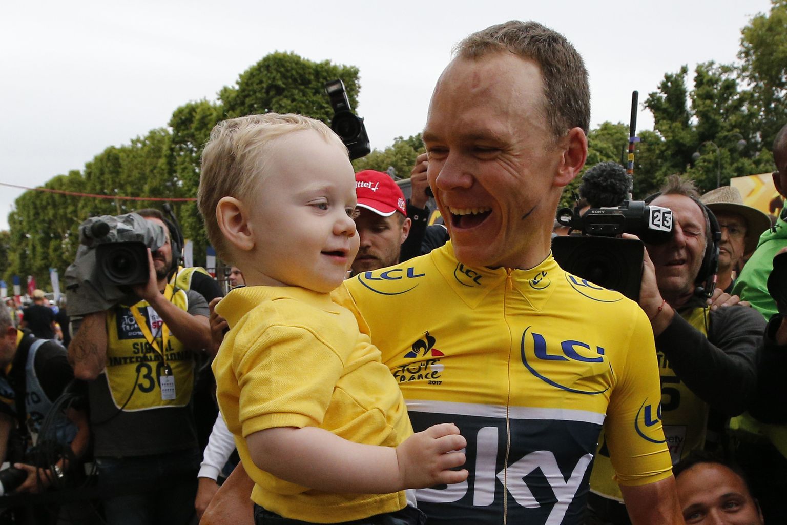 Kolmandat aastat järjest Tour de France'i võitnud Chris Froome rõõmustab koos pisipoja Kellaniga.