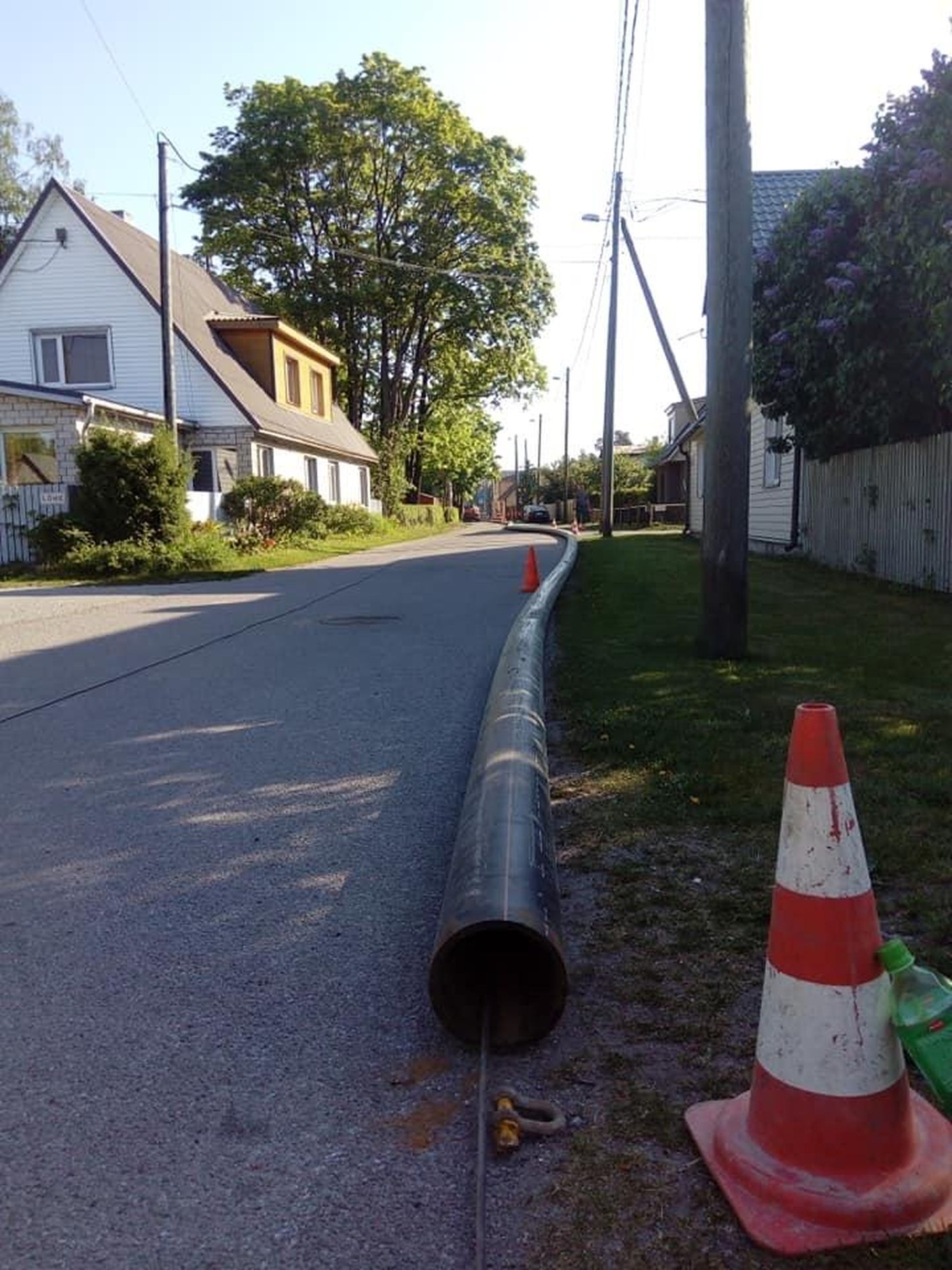Ülipika kanalisatsioonitoru paigaldus sulges Pärnus Raekülas tänava.