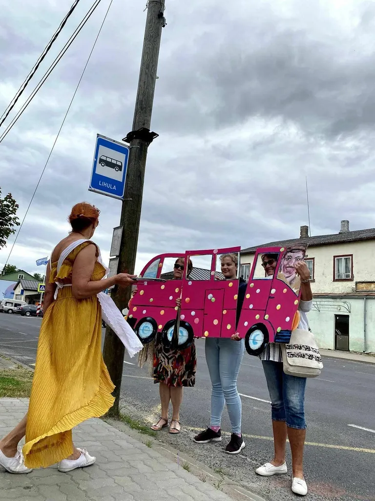 Pärnu õpetaja Edda Teearu performance “Kas sa bussijuhile hernekommi pakkusid?” oli kui reis eemale argipäevast.
