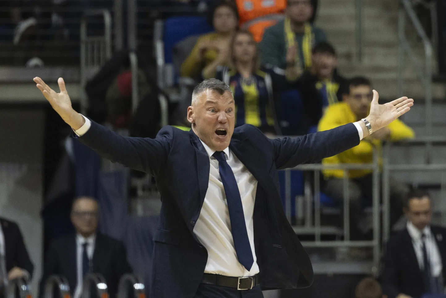Istanbuli Fenerbahce peatreener Šarunas Jasikevicius ei mõista, mida tema hoolealused väljakul korraldavad.