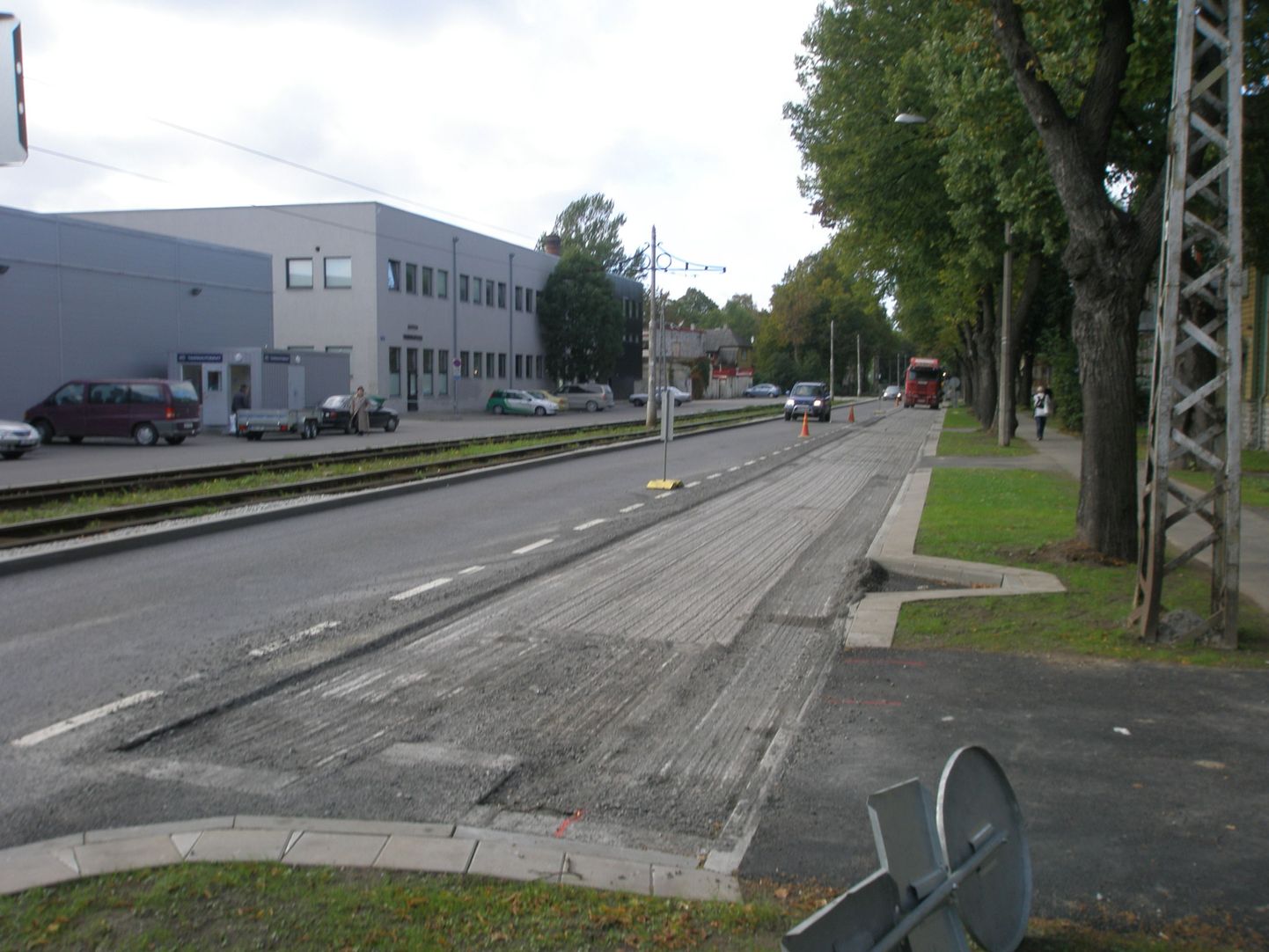 Tee-ehitaja pidi Kopli tänava parkimistaskute osa mitmesaja meetri ulatuses uuesti asfalteerima.