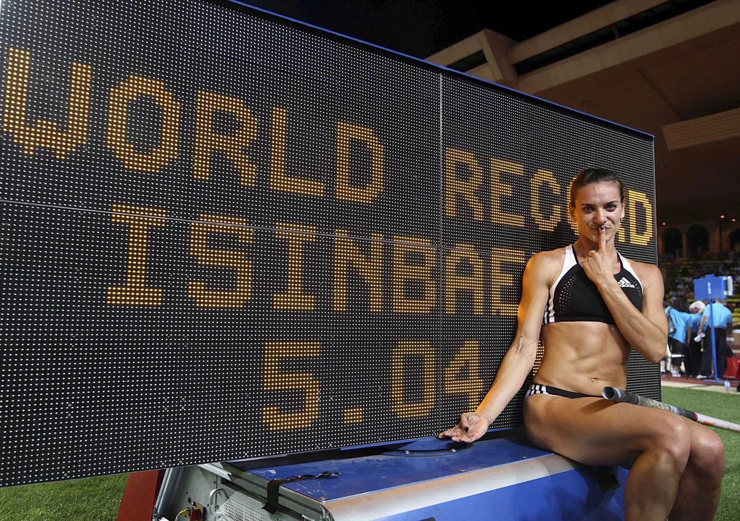 Jelena Isinbajeva parandas taas teivashüppe maailmarekordit.