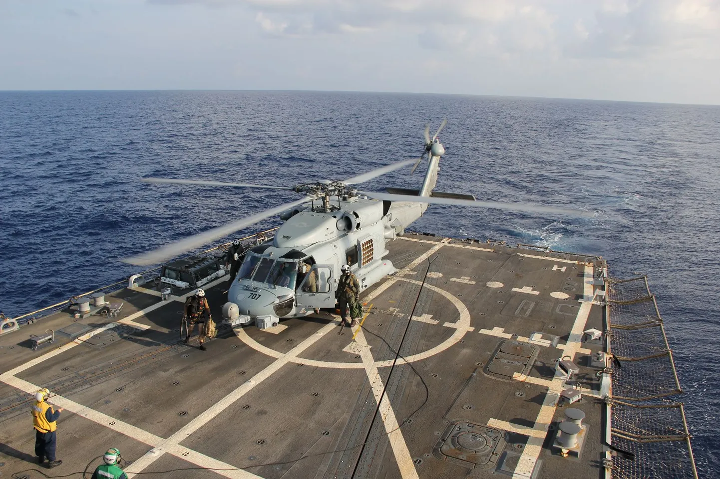 USA mereväe kopter, mis osaleb Malaysia Airlinesi lennuki otsimisel, maandus Tai lahes viibiva USS Pinckney pardal.