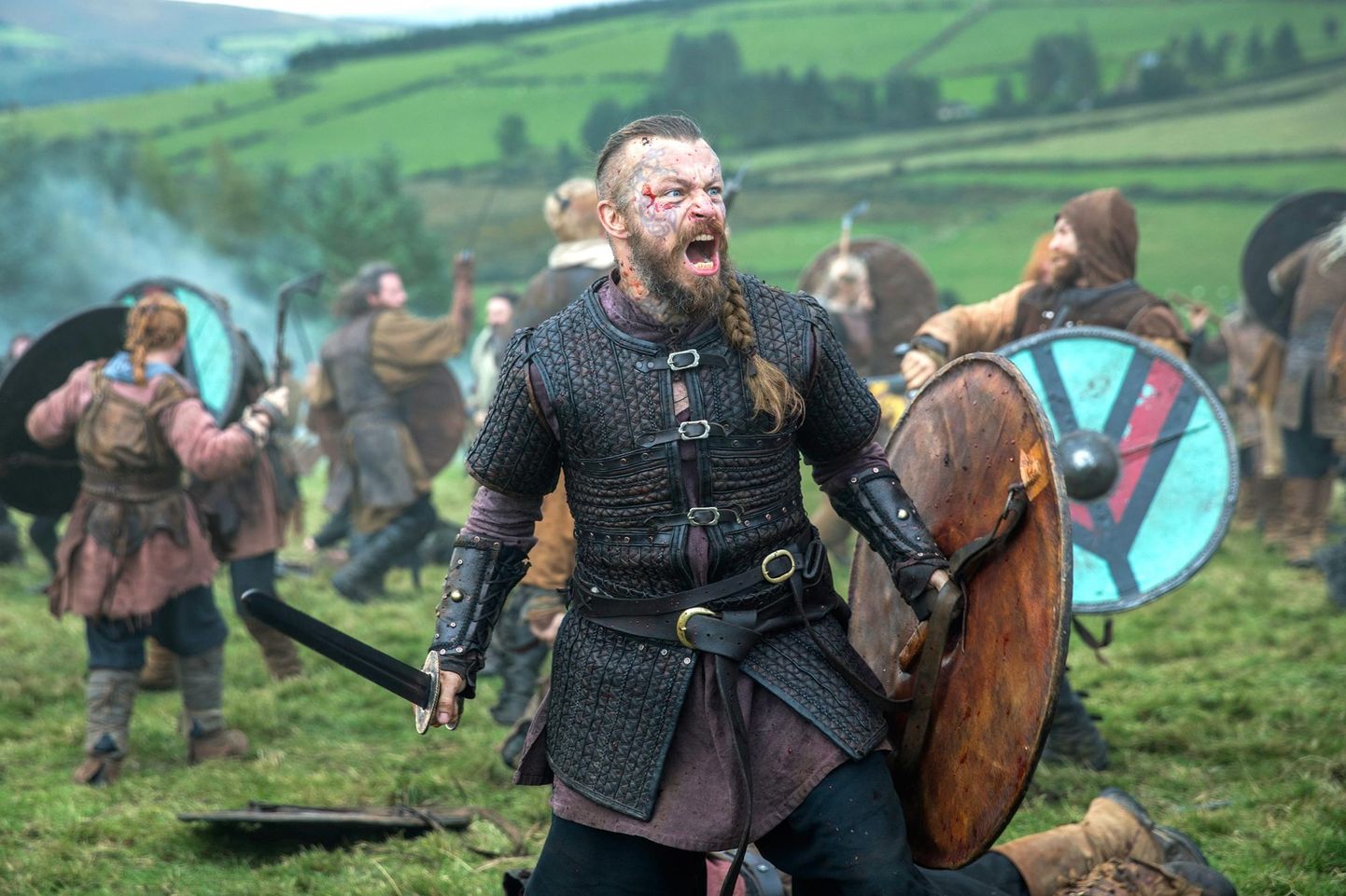 «Viikingite» (algus 2013) seriaali tegevus toimus sajand hiljem Netflixi sarjas «Viikingid: Valhalla» (2021).