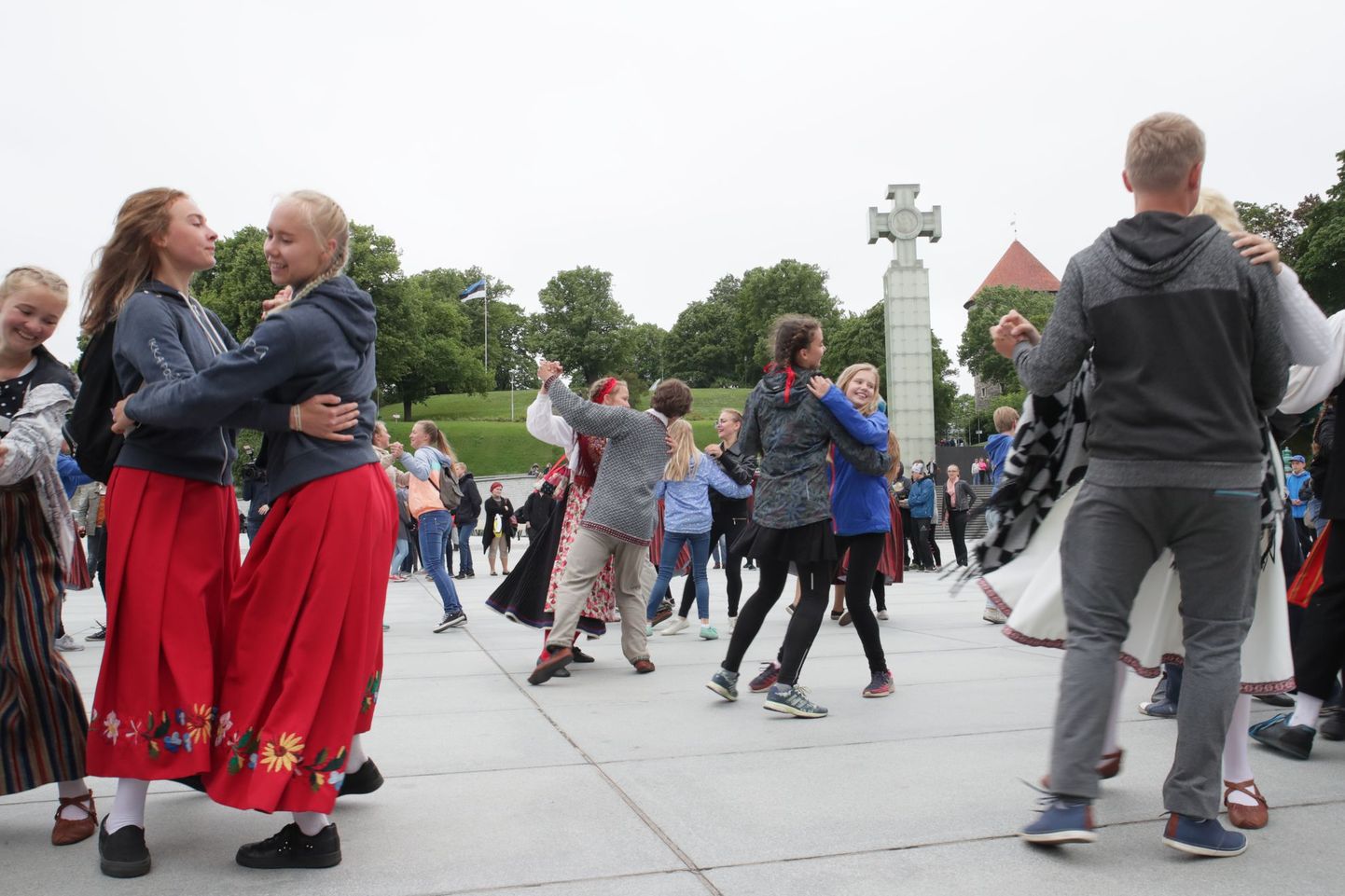 Spontaane tantsupidu täna Tallinnas Vabaduse väljakul.
