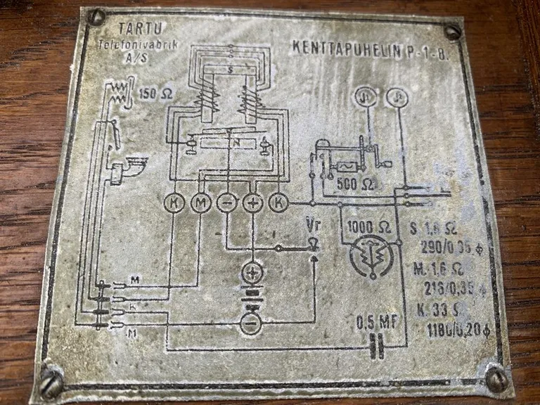 Tartu Telefonivabrikus toodetud telefon.