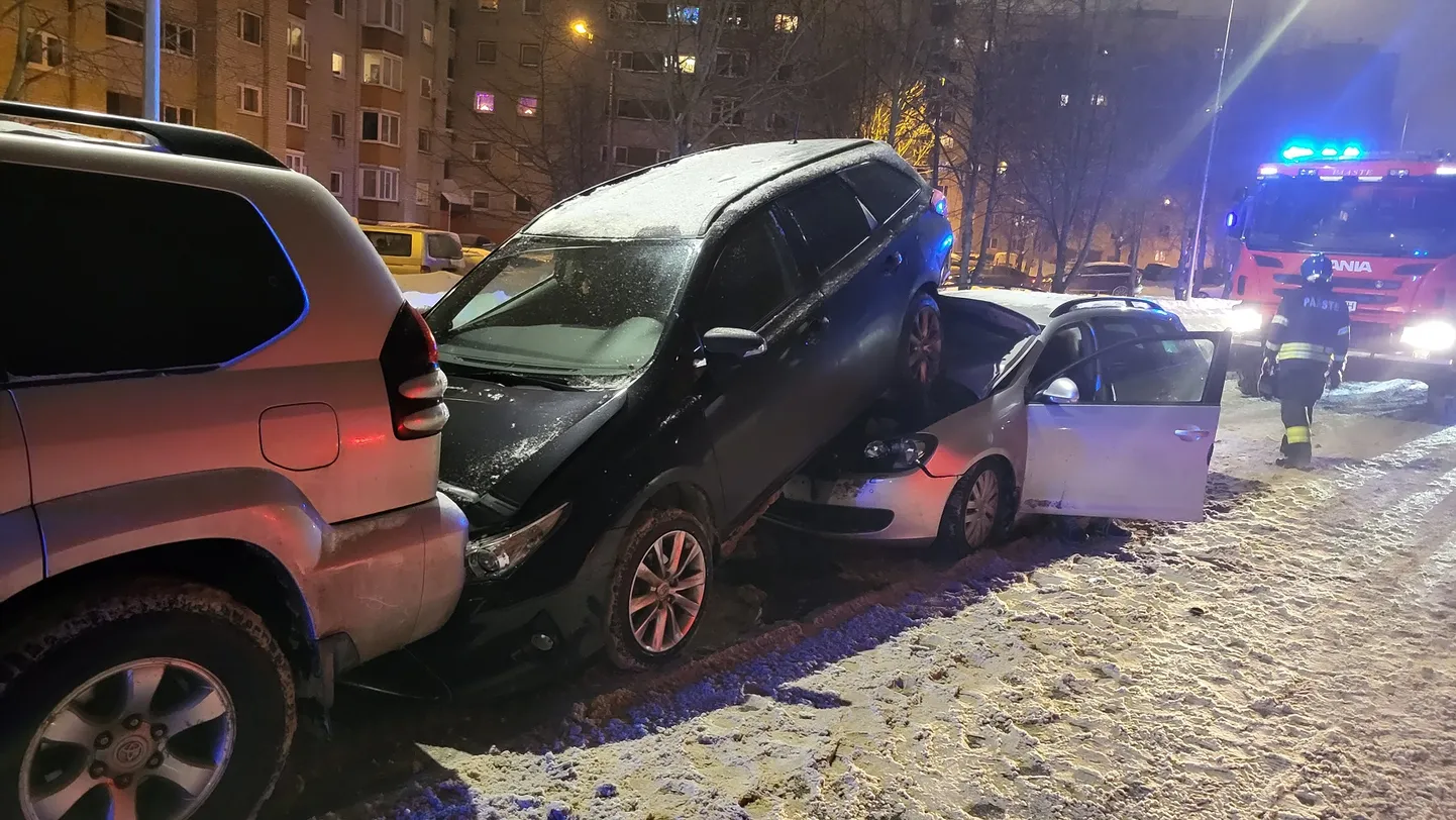 Такую картину увидели спасатели в прошлую пятницу на улице Раху в Нарве.